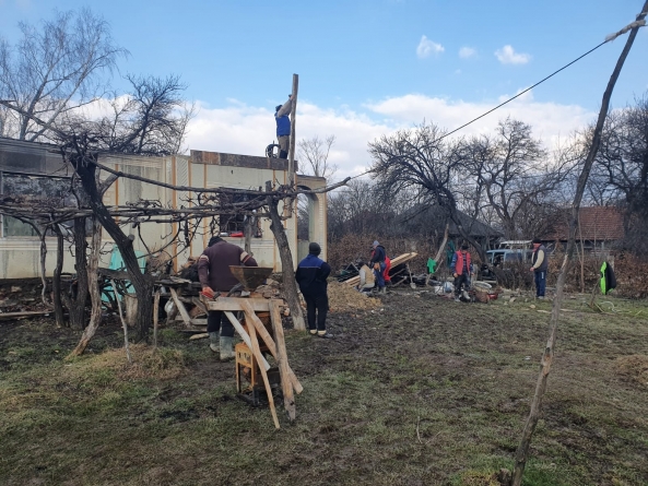 Solidaritate: Mobilier donat pentru bărbatul de 70 din Berința care a rămas fără casă și bunuri. Cont bancar pus la dispoziția celor care vor să îl ajute (FOTO)