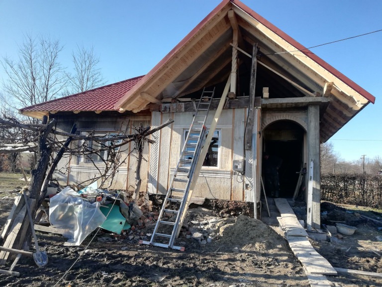 Solidaritate pentru vârstnicul din Berința: Se lucrează la refacerea casei mistuite de flăcări! Va fi consolidată fundația! Apel umanitar pentru donații (FOTO)