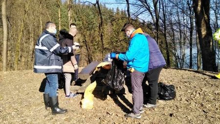 Responsabilitate și implicare pentru un mediu mai curat: Peste o mie de saci cu deșeuri, colectați în numai câteva ore de pe malurile Lacului Firiza (FOTO)