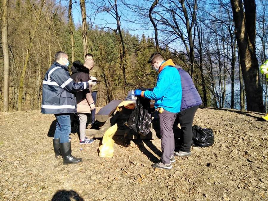 Responsabilitate și implicare pentru un mediu mai curat: Peste o mie de saci cu deșeuri, colectați în numai câteva ore de pe malurile Lacului Firiza (FOTO)