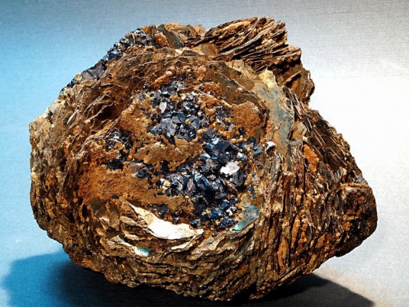 Frumusețile Maramureșului: Un eșantion complex de la Mina Herja, exponatul săptămânii la Muzeul de Mineralogie din Baia Mare (FOTO)