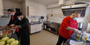 Responsabilul Sectorului Social-Filantropic al Episcopiei Maramureșului a gătit pentru oamenii fără adăpost