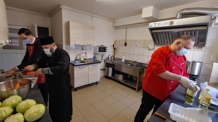Responsabilul Sectorului Social-Filantropic al Episcopiei Maramureșului a gătit pentru oamenii fără adăpost