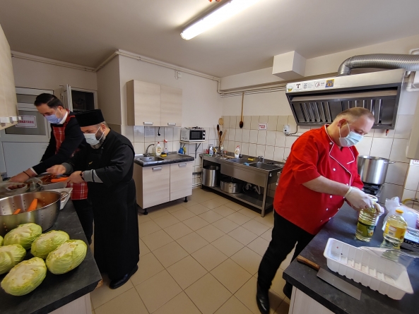 Responsabilul Sectorului Social-Filantropic al Episcopiei Maramureșului a gătit pentru oamenii fără adăpost
