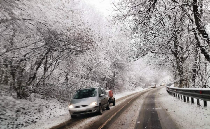 La marginea dintre anotimpuri: Strat de zăpadă de până la 79-80 centimetri în Maramureș. Vezi cum se circulă pe principalele șosele din județ