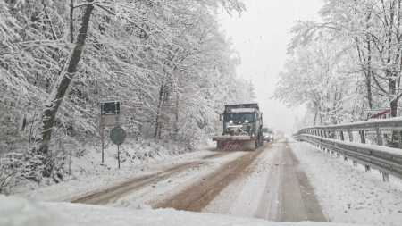 A revenit iarna!: Strat de zăpadă de până la 67 cm și vânt de până la 45 km/h în Maramureș! Vezi cum se circulă pe principalele șosele din județ (FOTO)