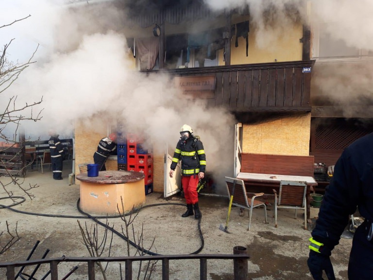 Actualizare: 112: Magazin alimentar cuprins de flăcări în Dumbrăvița (FOTO)