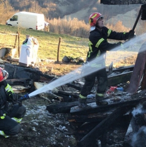 Incendiu criminal în Maramureș: Femeie de 52 de ani găsită decedată într-o casă din Petrova (FOTO)