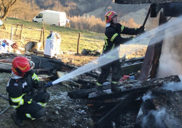 Incendiu criminal în Maramureș: Femeie de 52 de ani găsită decedată într-o casă din Petrova (FOTO)