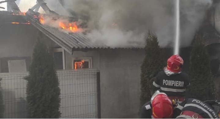 112: Incendiu violent într-o gospodărie din Sighetu Marmației (FOTO)