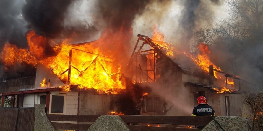 Actualizare: Incendiu violent: Casă cuprinsă de flăcări în Sighetu Marmației (VIDEO ȘI FOTO)