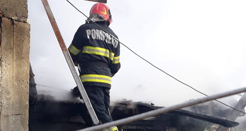 Flăcări criminale în Baia Mare: Un bărbat de 54 de ani, găsit de pompieri carbonizat în locuință. Incendiul, pe strada Ferestrăului (FOTO)
