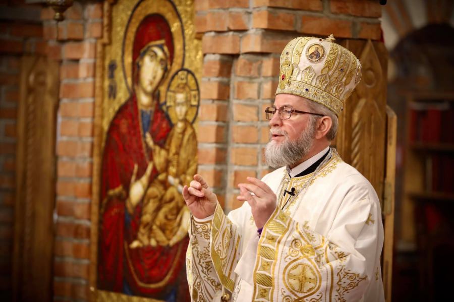 PS Iustin: „Biserica nu a criticat modul în care decedații de Covid la ATI au fost așezați în saci speciali și trimiși familiilor în sicrie sigilate”