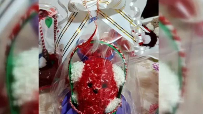 Nicolae, copilul cu mărțișorul „urât” pentru învățătoare, a strâns banii pentru intervenția la ochi, dar nu se poate opera