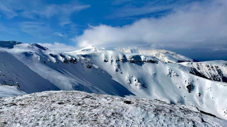 Maramureș: Strat de zăpadă de până la 54 centimetri în zona montană înaltă, la stația meteo Iezer. Sunt posibile unele furtuni trecătoare