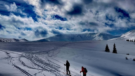 La început de aprilie: Strat de zăpadă de până la 90 cm în Maramureș. Vânt de 94 km/h la munte. Vremea se va menține mai rece decât ar fi normal