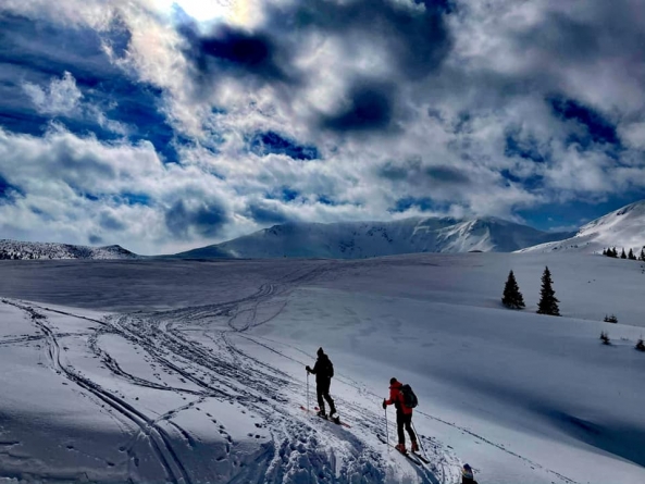 La început de aprilie: Strat de zăpadă de până la 90 cm în Maramureș. Vânt de 94 km/h la munte. Vremea se va menține mai rece decât ar fi normal