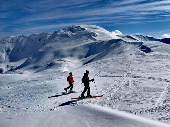 La marginea dintre anotimpuri: Strat de zăpadă de până la 94 cm în Maramureș. Intensificări de vânt la munte de până la 57-59 km/h. Cum se circulă în județ
