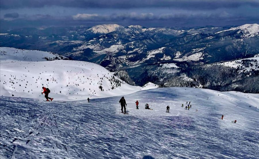 Maramureș: În ziua de Florii, strat de zăpadă de un metru în zona montană înaltă, la stația meteo Iezer. Vremea se va menține rece în regiunea noastră