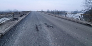 Au răsărit iarăși gropi pe podul de la Ardusat! Consilierul județean Romeo Dobocan: “Vreau să văd amenzi aplicate acestei firme” (FOTO)