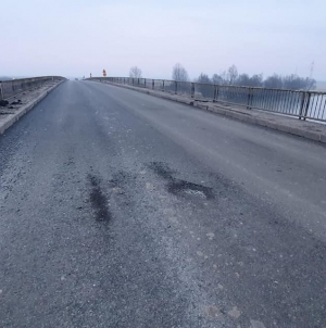 Au răsărit iarăși gropi pe podul de la Ardusat! Consilierul județean Romeo Dobocan: “Vreau să văd amenzi aplicate acestei firme” (FOTO)