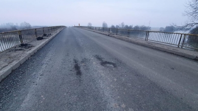 Au răsărit iarăși gropi pe podul de la Ardusat! Consilierul județean Romeo Dobocan: “Vreau să văd amenzi aplicate acestei firme” (FOTO)