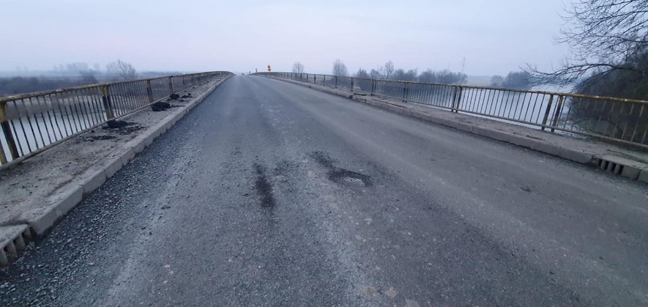 Au răsărit iarăși gropi pe podul de la Ardusat! Consilierul județean Romeo Dobocan: “Vreau să văd amenzi aplicate acestei firme” (FOTO)