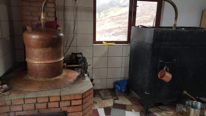 Investigarea Criminalității Economice: Instalație de producție artizanală de băuturi spirtoase, găsită în gospodăria unui maramureșean (FOTO)