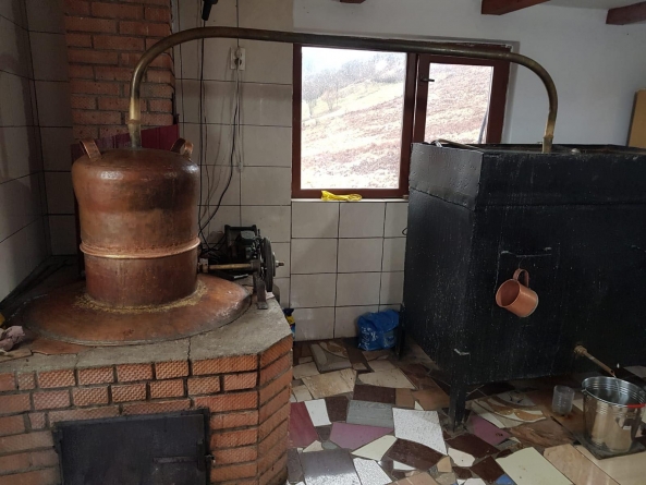 Investigarea Criminalității Economice: Instalație de producție artizanală de băuturi spirtoase, găsită în gospodăria unui maramureșean (FOTO)