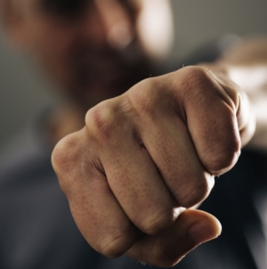 Violență în județul Maramureș: În județul nostru, doi polițiști au fost agresați fizic de un șofer. A fost arestat preventiv pentru ultraj!