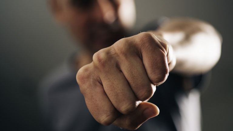 Violență în județul Maramureș: În județul nostru, doi polițiști au fost agresați fizic de un șofer. A fost arestat preventiv pentru ultraj!