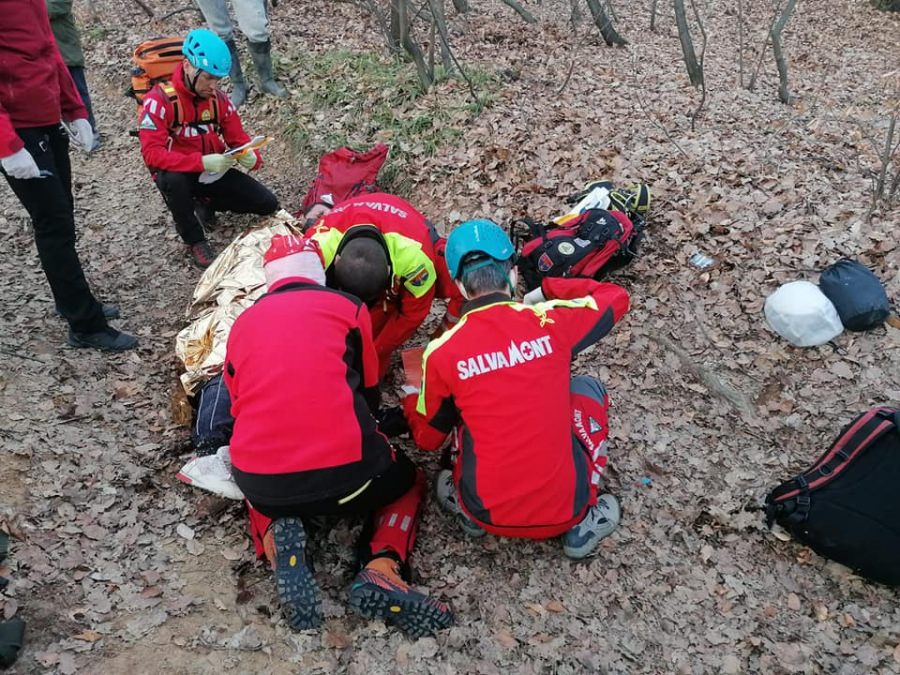 Actualizare 2: Intervenție Salvamont Maramureș: Motociclist rănit pe un drum forestier, mai sus de Uzina de Apă a municipiului Baia Mare (VIDEO ȘI FOTO)