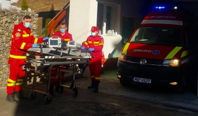 Poveste de viață: Angajații SMURD Cavnic, felicitați de DSU. Ce mesaj emoționant au primit după ce au salvat un localnic căzut în zăpadă (FOTO)