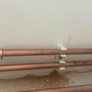 Cuprul, la mare căutare: Cei doi care au furat instalația de încălzire a Primăriei Șomcuta Mare sunt recidiviști