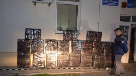 Lunca la Tisa: Aproape 10.000 de pachete cu țigări au fost confiscate; Contrabandiștii au fugit spre teritoriul ucrainean, aruncându-se în apa râului Tisa