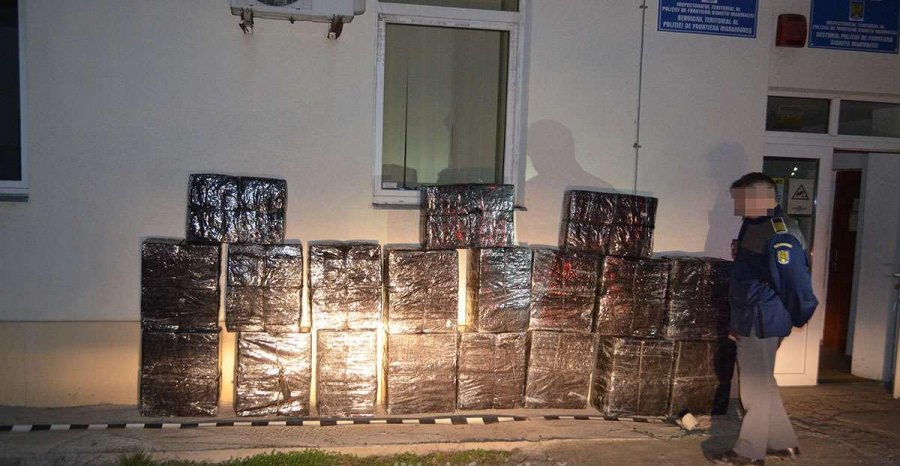 Lunca la Tisa: Aproape 10.000 de pachete cu țigări au fost confiscate; Contrabandiștii au fugit spre teritoriul ucrainean, aruncându-se în apa râului Tisa