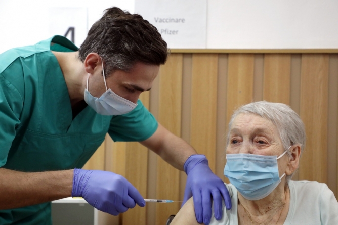 RoVaccinarea: Valentina Fulga (86 ani), persoana cu numărul 1.000.000 vaccinată anti-COVID-19 în România (FOTO)