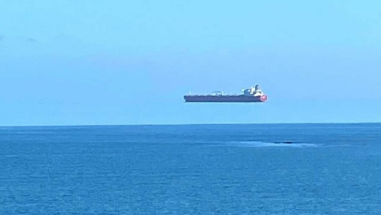 Un fotograf din Anglia a surprins, de la țărm, un vapor zburător în largul mării. Care este explicația
