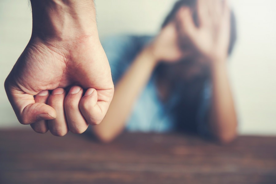 Scandal în familie: Un tânăr de 26 de ani și-a agresat și amenințat sora de 22