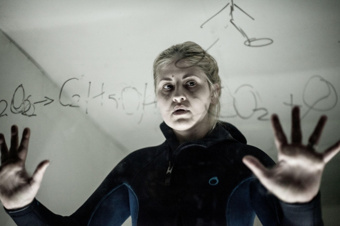 Premieră la Teatrul Municipal Baia Mare: DEKAROOM – Cycles of loneliness