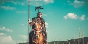 Exponatele săptămânii la Muzeul de Istorie: Armura din zale din mormântul căpeteniei celtice de la Ciumești și cuirasa medievală (FOTO)