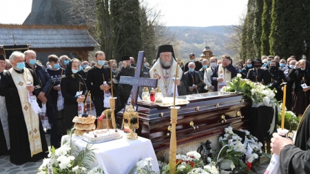 Părintele Gheorghe Urda din Bârsana a fost condus pe ultimul drum (FOTO)