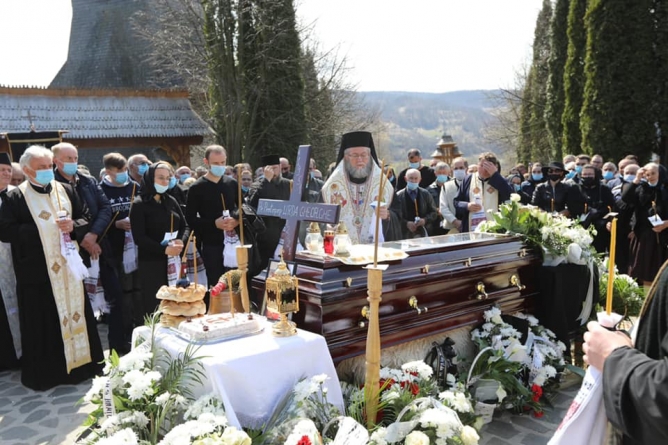 Părintele Gheorghe Urda din Bârsana a fost condus pe ultimul drum (FOTO)