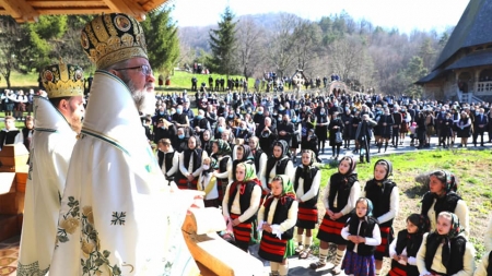 Sfânta Liturghie arhierească la Mănăstirea Bârsana; PS Timotei: „Postul este o bucurie a sufletului, este o bucurie a fiinţei noastre” (FOTO)