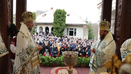 Ierarhii au slujit în această duminică la Mănăstirea Rohia (FOTO)