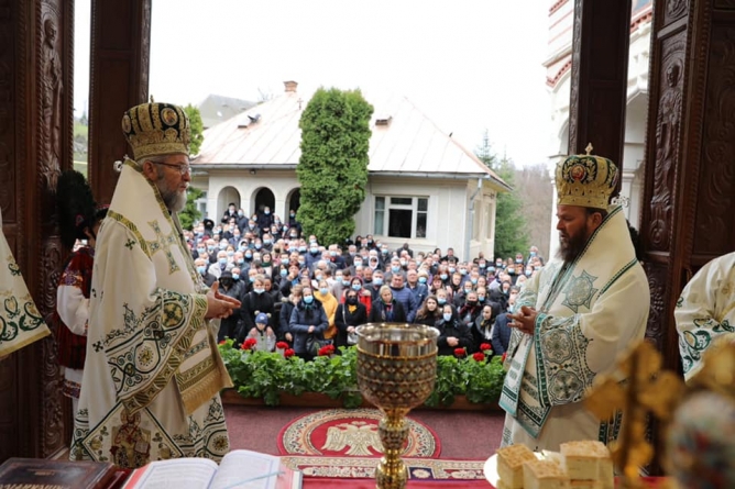 Ierarhii au slujit în această duminică la Mănăstirea Rohia (FOTO)