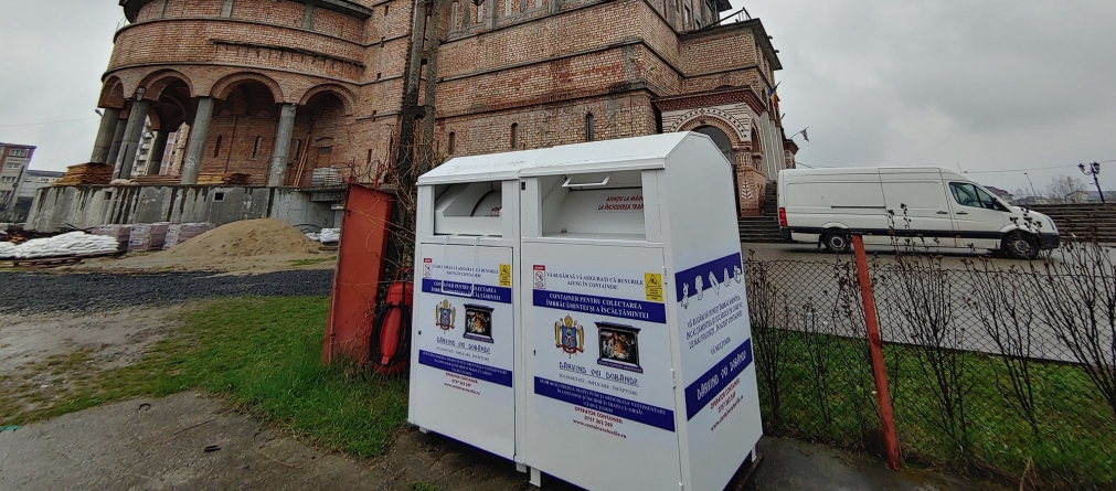 Filantropie: Containere speciale pentru colectarea de îmbrăcăminte și încălțăminte au fost amplasate la mai multe parohii ortodoxe din protopopiatul Baia Mare (FOTO)