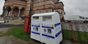 Filantropie: Containere speciale pentru colectarea de îmbrăcăminte și încălțăminte au fost amplasate la mai multe parohii ortodoxe din protopopiatul Baia Mare (FOTO)