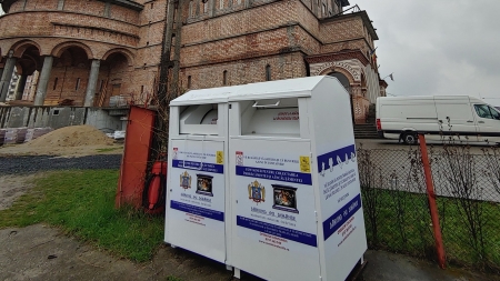 Filantropie: Containere speciale pentru colectarea de îmbrăcăminte și încălțăminte au fost amplasate la mai multe parohii ortodoxe din protopopiatul Baia Mare (FOTO)