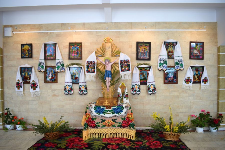 ”La umbra crucii Tale”: Expoziție de icoane pe sticlă și microrecital de pricesne la Vișeu de Sus (FOTO)